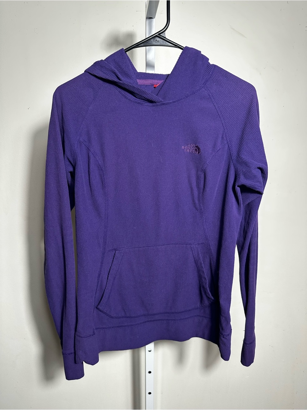 H66. The North Face Women’s Purple Ribbed Fleece Pullover Hoodie Kangaroo Pocket